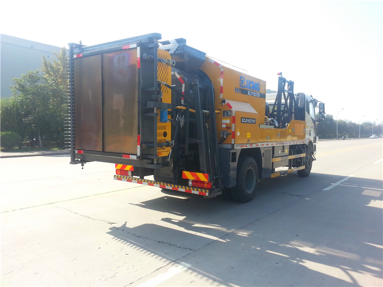 XCMG manufacturer pavement maintenance vehicle XLY103TB road repair machines for sale